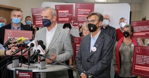 ​Związek Nauczycielstwa Polskiego w pełni odrzuca propozycje zmian w ustawie Karta nauczyciela, przedstawione przez kierownictwo Ministerstwa Edukacji i Nauki 21 września - powiedział na poniedziałkowej konferencji prasowej w Warszawie prezes ZNP Sławomir Broniarz.