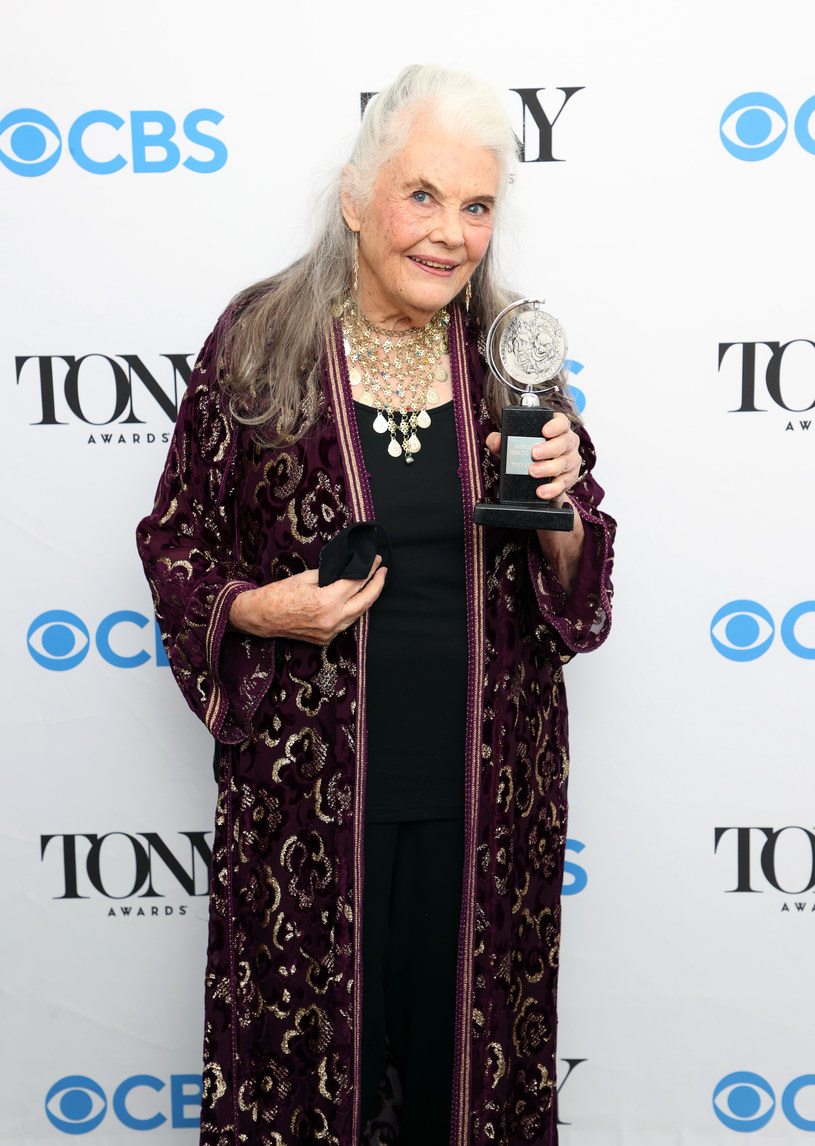 Gwiazda „Lady Bird” i „Daj, proszę” otrzymała właśnie pierwszą w swojej karierze statuetkę Tony. Lois Smith została doceniona za swój występ w broadwayowskim spektaklu „The Inheritance”. Zdobywając „teatralnego Oscara”, 90-letnia aktorka stała się rekordzistką – obecnie jest najstarszą osobą na świecie, którą uhonorowano tym prestiżowym wyróżnieniem.
