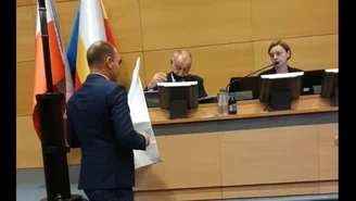 Awantura podczas obrad Sejmiku. Poseł Marek Sowa wręczył Janowi Dudzie białą flagę