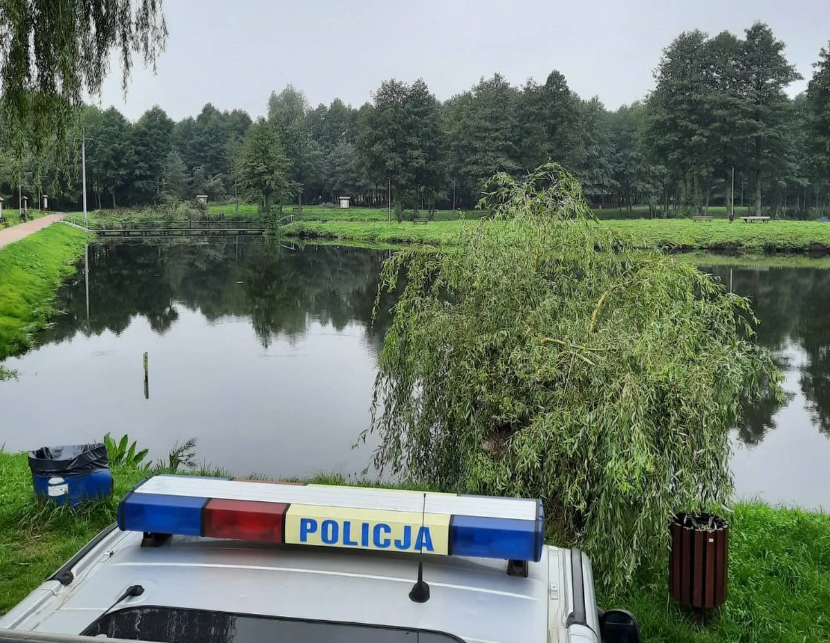 Utonięcie było przyczyną śmierci 21-letniej kobiety, która w sobotę była gościem na weselu w miejscowości Żelechlinek (woj. łódzkie) – o wstępnych wynikach sekcji informuje portal TVN24.pl. Eksperci z zakresu medycyny sądowej nie znaleźli śladów świadczących, że do tragedii mogły przyczynić się osoby trzecie. 