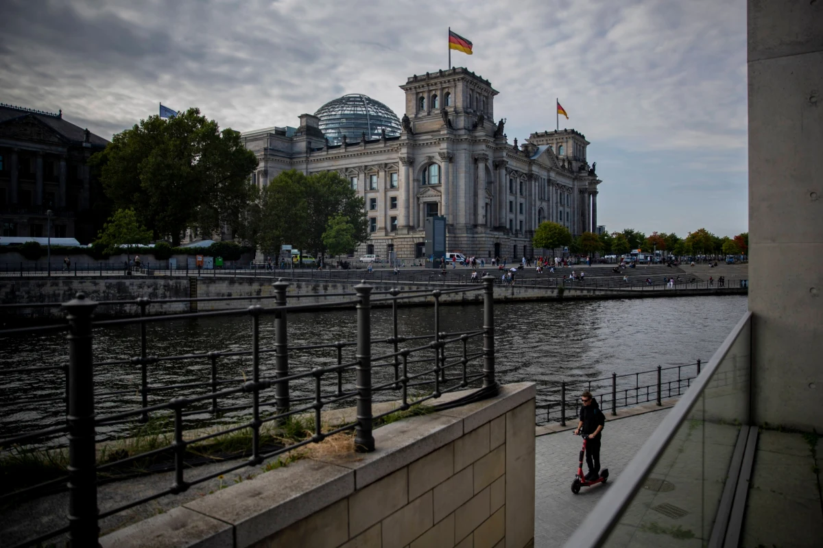 "Trudno powiedzieć, jaki będzie scenariusz w najbliższych tygodniach. Zieloni i FDP - to te dwie partie zdecydują, kto zostanie kanclerzem. Negocjacje będą długie" - mówi w rozmowie z RMF FM Tomasz Badowski z wydziału politycznego polskiej ambasady w Berlinie. Po raz pierwszy w historii, niemieckie wybory parlamentarne nie dały odpowiedzi na najbardziej trapiące wszystkich pytanie: kto będzie rządzić Niemcami? Ani zwycięska SPD, ani CDU/CSU, która zajęła drugie miejsce w wyborach, nie mają mandatu do samodzielnego rządzenia. Będą potrzebować więcej niż jednego koalicjanta.