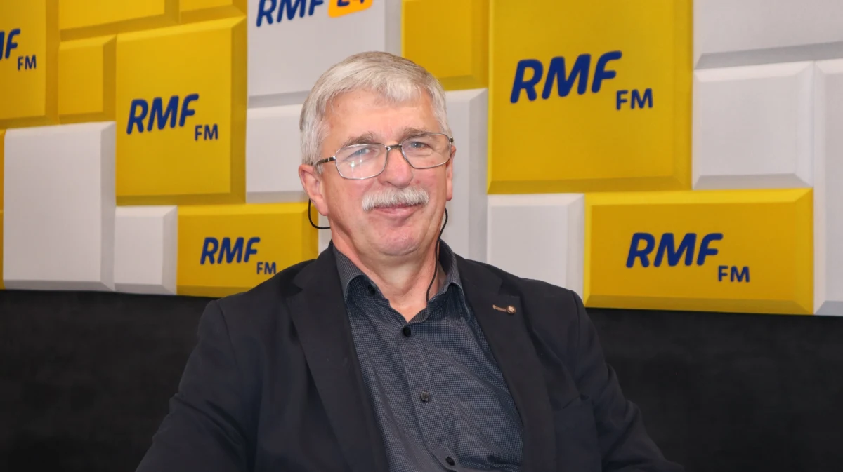 „Służby nie realizują niczego, czego nie mogłyby realizować bez stanu wyjątkowo. W tej chwili natomiast minister Kamiński nie ma innego wyjścia, bo sytuacja jest gorsza, a poza tym, gdyby nie wnioskował o przedłużenie stanu wyjątkowego, udowodniłby, że nie był on potrzeby” – mówił w Popołudniowej rozmowie w RMF FM gen bryg. Leszek Elas. Jak tłumaczył, „sytuacja jest gorsza”, ponieważ „nastąpiła eskalacja, także negatywnych, agresywnych zachowań ze strony białoruskiej”. Generał skrytykował zachowania strażników granicznych, którzy – według doniesień medialnych – mieli wypychać migrantów na stronę białoruską. Jego zdaniem, Polska nie chce pomocy od Frontexu, ponieważ ta organizacja z uwagą monitoruje zachowania funkcjonariuszy wobec migrantów. 