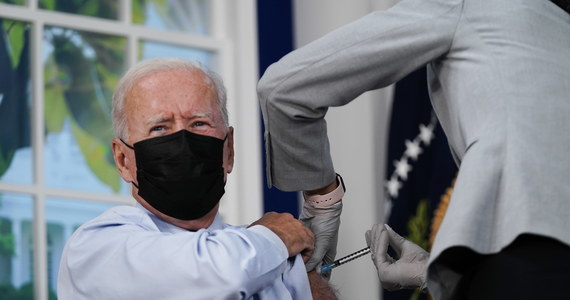 Prezydent USA Joe Biden przyjął w poniedziałek w Białym Domu trzecią dawkę szczepionki Pfizera przeciwko Covid-19. Zrobił to podczas transmisji na żywo, zachęcając innych seniorów do pójścia w jego ślady.