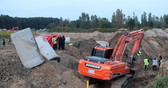 Trzech mężczyzn zostało przysypanych podczas prac przy budowie kanalizacji przy ul. Olechowskiej w Łodzi. Nie udało się uratować dwóch osób - 31- i 63-latka.