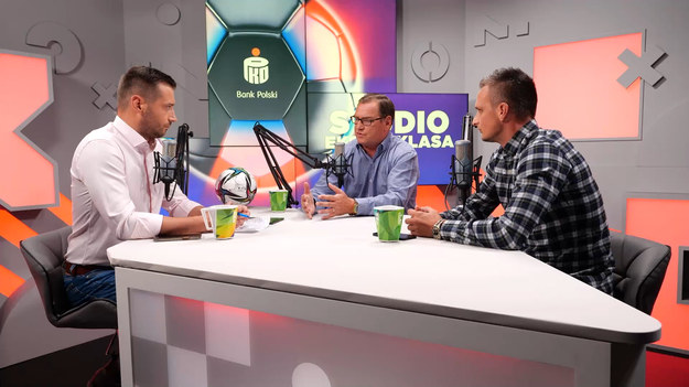 W dziewiątym odcinku programu "Studio Ekstraklasa" gośćmi Sebastiana Staszewskiego byli Jan Urban (trener Górnika Zabrze) i Sławomir Peszko (piłkarz Wieczystej Kraków). Za pośrednictwem wideorozmowy gościem był także zawodnik Śląska Wrocław Bartłomiej Pawłowski. W każdym odcinku eksperci podsumowują najciekawsze wydarzenia kolejki PKO Bank Polski Ekstraklasy. Oglądaj w każdy poniedziałek o 20:00 NA ŻYWO w Interii! Partnerem projektu jest PKO Bank Polski.
