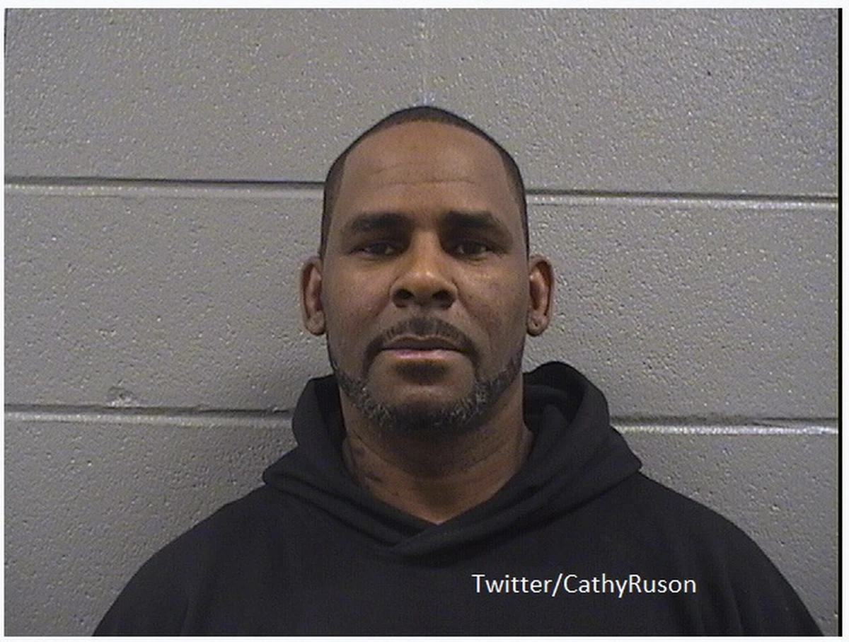 R. Kelly został uznany przez ławę przysięgłych za winnego w sprawie dotyczącej handlu ludźmi. Przez ponad ćwierć wieku piosenkarz miał wykorzystywać swoją sławę do zwabiania młodych kobiet, które później były wykorzystywane seksualnie. Wyrok w tej sprawie ma zapaść w maju przyszłego roku.