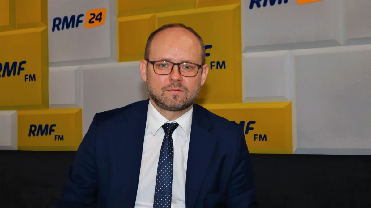 „Myślę, że nie ustały powody, dla których stan wyjątkowy został wprowadzony w pasie przygranicznym. Decyzja należy do prezydenta, ale spodziewać się należy, że ten stan zostanie przedłużony” – mówił w Porannej rozmowie w RMF FM wiceszef MSZ Marcin Przydacz. Powiedział, że prowadzone są także rozmowy z Białorusią w sprawie sytuacji na granicy. „Niestety, strona białoruska zachowuje się nie tyle niekonstruktywnie, co destrukcyjnie. Prowadzi celowe działania, nazywamy je hybrydowymi, wysyłając migrantów, celem spowodowania kryzysu migracyjnego na granicy Unii Europejskiej” – tłumaczy. „W większości mówią, że pojawili się jacyś migranci, pojawili się nie wiadomo skąd, to jest nasz problem, trzeba się nimi zająć w sensie humanitarnym, próbują wywołać, akcelerować debatę wewnętrzną po naszej stronie. To jest postawa trochę przypominająca człowieka grającego nieświadomość” – dodał. Wiceszef dyplomacji uważa, że działania Białorusi mogą się zakończyć, jeśli kraj nie „osiągnie swoich celów politycznych” w najbliższym czasie. „W pewnym momencie dojdą do wniosku, że nie jest to rzecz dla nich opłacalna” – powiedział.