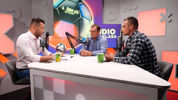 W dziewiątym odcinku programu "Studio Ekstraklasa" gośćmi Sebastiana Staszewskiego byli Jan Urban (trener Górnika Zabrze) i Sławomir Peszko (piłkarz Wieczystej Kraków). Za pośrednictwem wideo rozmowy gościem był także zawodnik Śląska Wrocław Bartłomiej Pawłowski. W każdym odcinku eksperci podsumowują najciekawsze wydarzenia kolejki PKO Bank Polski Ekstraklasy. Oglądaj w każdy poniedziałek o 20:00 NA ŻYWO w Interii! Partnerem projektu jest PKO Bank Polski.
