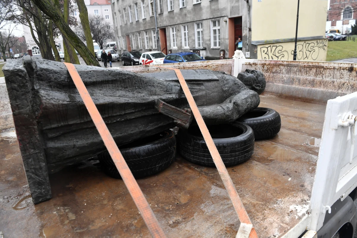 Sąd Rejonowy w Gdańsku ogłosił wyrok w procesie trzech mężczyzn, oskarżonych o znieważenie i uszkodzenie pomnika ks. Henryka Jankowskiego. Uznał oskarżonych winnymi uszkodzenia pomnika, kwalifikując to jako wypadek mniejszej wagi, bez znacznej szkodliwości społecznej i odstąpił od wymierzenia kary. Oskarżeni muszą solidarnie pokryć straty związane z uszkodzeniem pomnika - około 7 tysięcy złotych. Pieniądze mają trafić do pokrzywdzonych - członków społecznego komitetu budowy pomnika Henryka Jankowskiego.