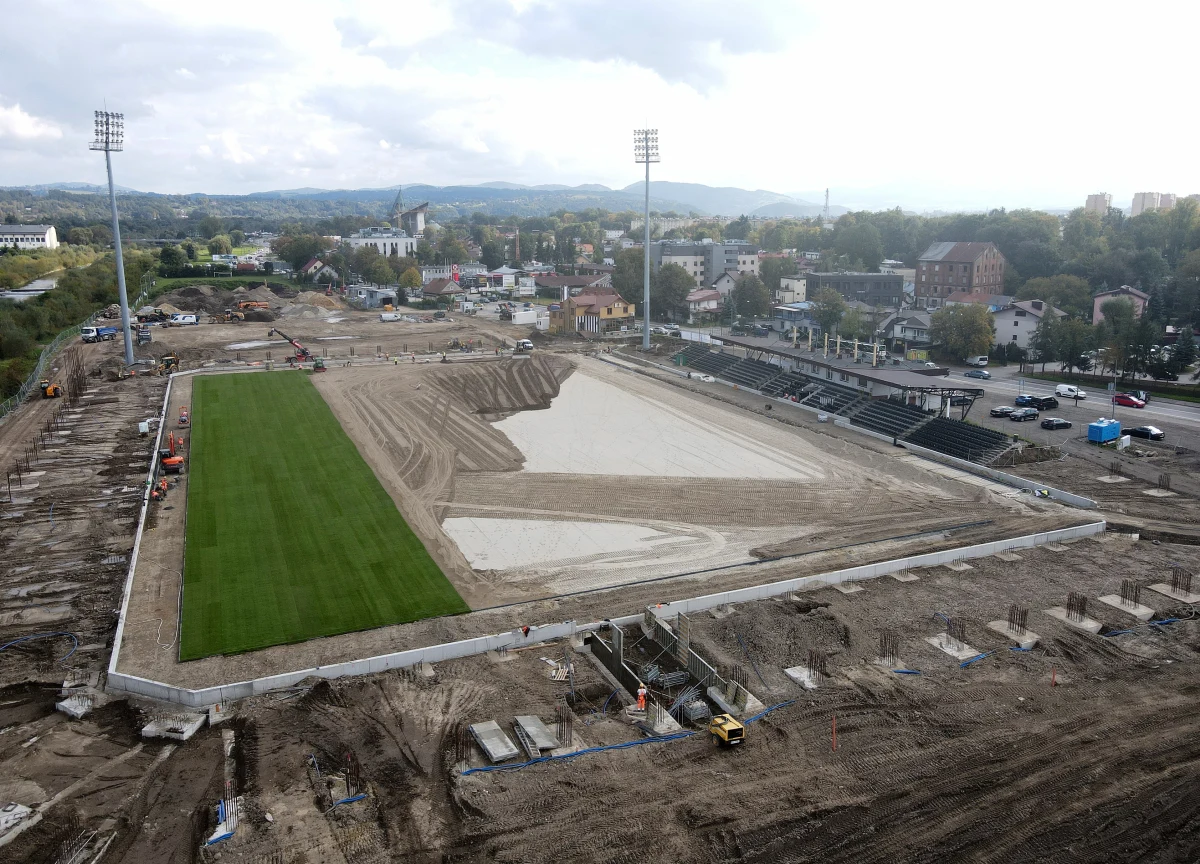 Trwają prace przy budowie stadionu Sandecji w Nowym Sączu. Ma on być gotowy za dwa lata. Obecnie układana jest murawa.