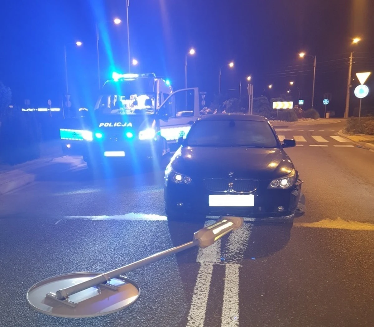 Policjanci z oświęcimskiej drogówki zatrzymali po pościgu pijanego 43-latka, który prowadził bmw. Parę minut wcześniej nie zatrzymał się on do kontroli i potrącił funkcjonariuszy.