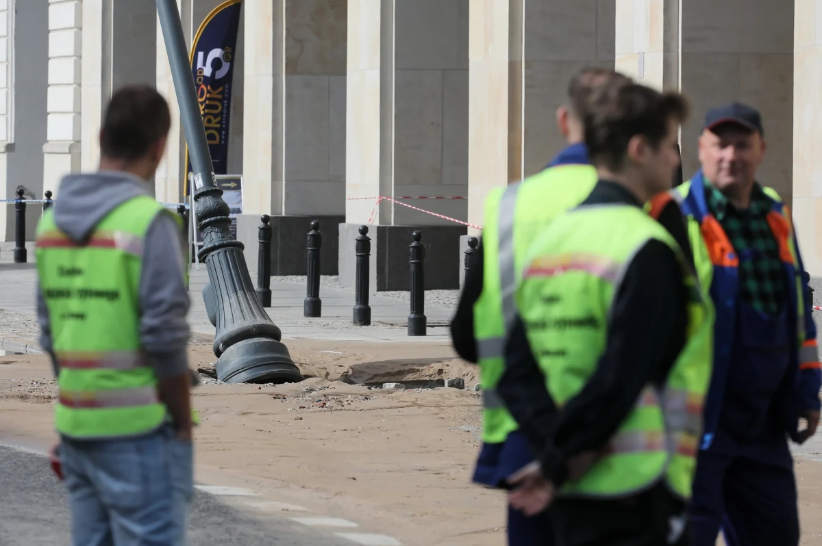 Awaria sieci wodociągowej na ul. Królewskiej w Warszawie. Pękła rura o średnicy 25 cm. Woda zalała także Krakowskie Przedmieście.