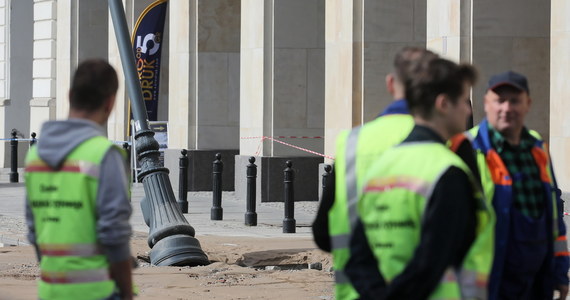 Awaria sieci wodociągowej na ul. Królewskiej w Warszawie. Pękła rura o średnicy 25 cm. Woda zalała także Krakowskie Przedmieście.