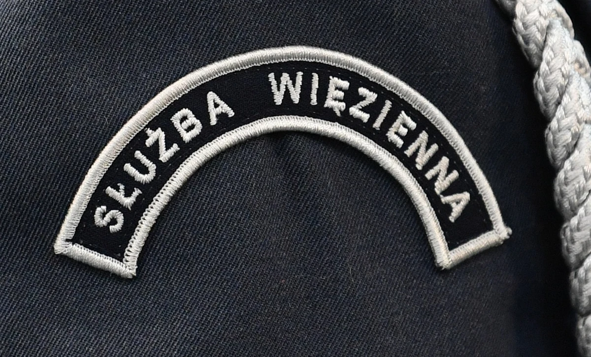 ​Funkcjonariusze służby więziennej od nowego roku dostaną podwyżki wzorem funkcjonariuszy podległych MSWiA, czyli policjantów, strażaków i strażników granicznych - zapewnia szef NSZZ Funkcjonariuszy i Pracowników Więziennictwa Czesław Tuła. To odpowiedź na wiele sygnałów od funkcjonariuszy tej formacji, którzy czują się pominięci. Inni związkowcy mówią jednak, że wciąż brakuje konkretów i nie wykluczają protestu.