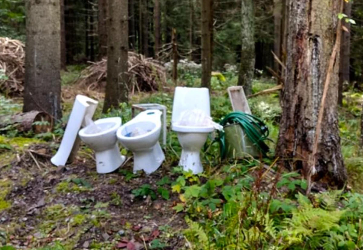 Pracownicy Parku Narodowego Gór Stołowych znaleźli w lesie trzy ceramiczne muszle klozetowe. Szukają osoby, które "zaśmieciła" park.