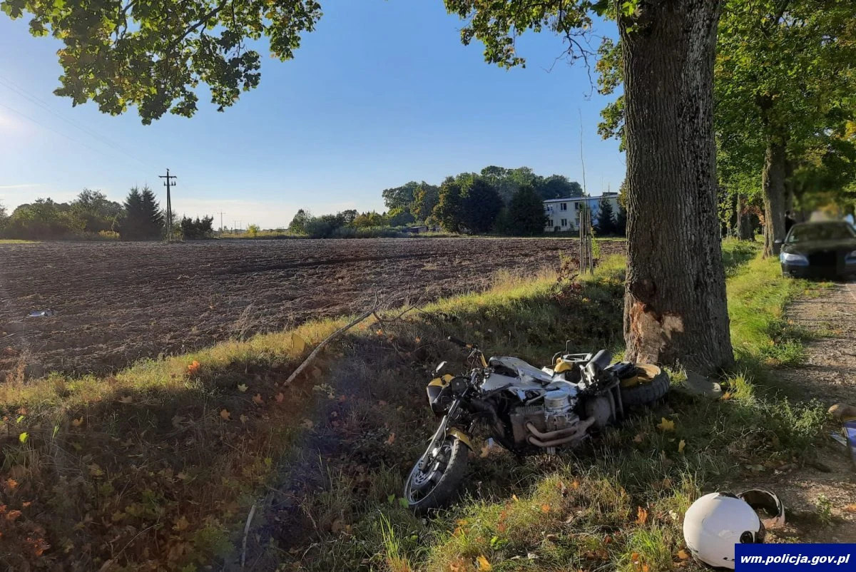 Mrągowscy policjanci wyjaśniają okoliczności wypadku, do którego doszło na trasie Pszczółki - Ryn. Na prostym drogi doszło do zderzenia auta osobowego i motocyklisty. Niestety kierowca jednośladu zginął na miejscu.