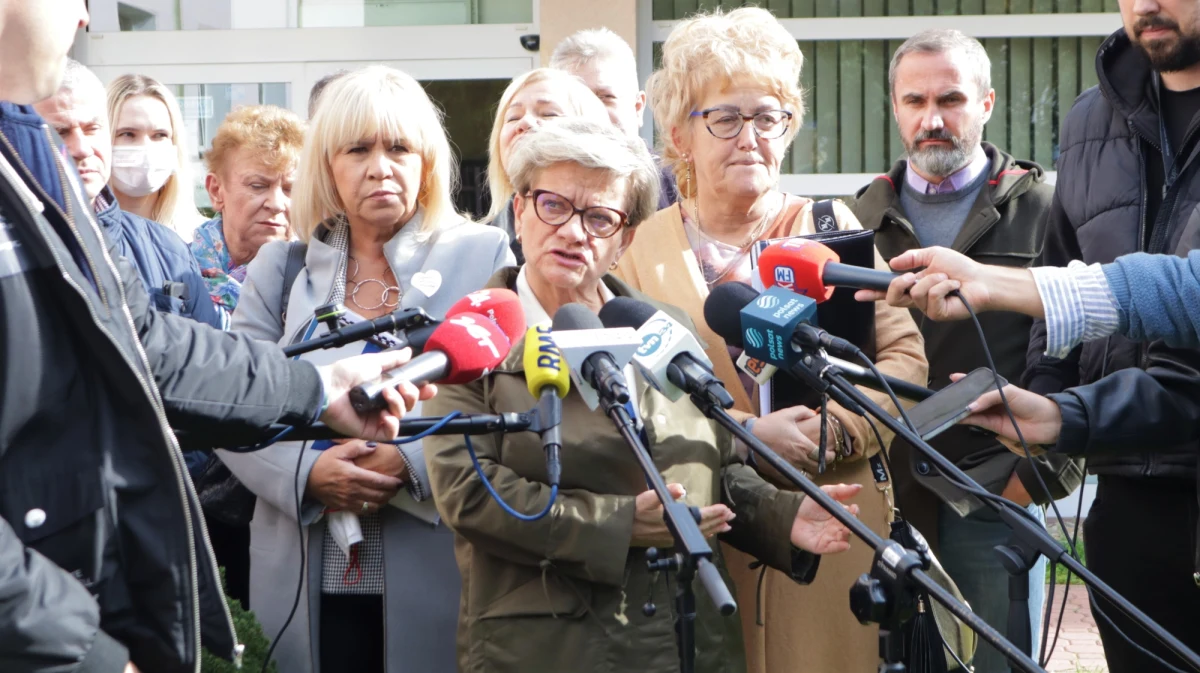 Zbliżyliśmy się w punktach istotnych dla nas, ale bezkosztowych dla Ministerstwa Zdrowia – powiedziała po wtorkowym spotkaniu z resortem przedstawicielka protestujących medyków Krystyna Ptok. Dodała, że medycy otrzymali propozycje wymagające przeanalizowania. „Spotkanie było merytoryczne, szukamy kompromisu” – skomentował rozmowy z medykami wiceszef resortu zdrowia Piotr Bromber. Kolejne spotkanie planowane jest w czwartek.