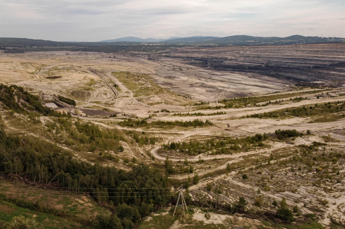 Ponad 46 proc. Polaków uważa, że władze nie powinny zastosować się do postanowienia Trybunału Sprawiedliwości Unii Europejskiej (TSUE) nakazującego wstrzymanie wydobycia w kopalni Turów - wynika z najnowszego sondażu United Surveys dla RMF FM i „Dziennika Gazety Prawnej”. Prawie 39 proc. uczestników badania jest przeciwnego zdania. 