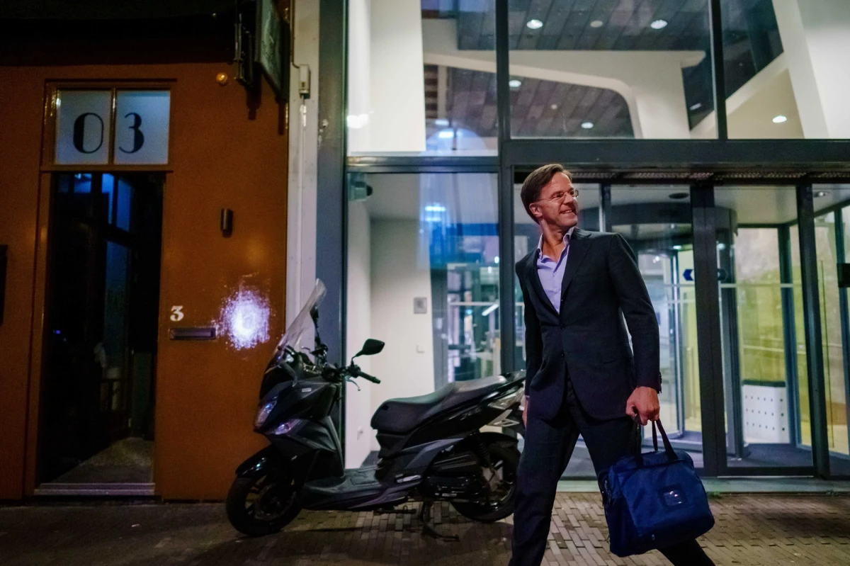 Holenderska policja zatrzymała w niedzielę radnego Arnouda van Doorna, lidera Haskiej Partii Jedności, pod zarzutem przygotowywania zamachu na premiera Marka Ruttego - informują we wtorek krajowe media. Prawnik haskiego polityka przekonuje, że doszło do nieporozumienia.