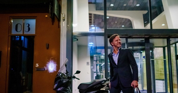Holenderska policja zatrzymała w niedzielę radnego Arnouda van Doorna, lidera Haskiej Partii Jedności, pod zarzutem przygotowywania zamachu na premiera Marka Ruttego - informują we wtorek krajowe media. Prawnik haskiego polityka przekonuje, że doszło do nieporozumienia.