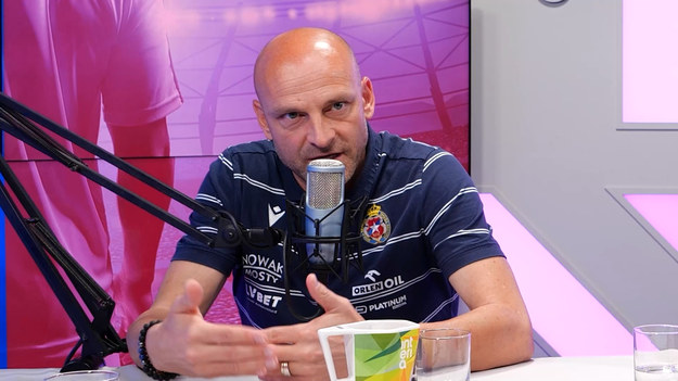 Dziennikarze Interii Michał Białoński i Piotr Jawor rozmawiali o bieżących sprawach związanych z Wisłą Kraków z trenerem Adrianem Gulą.