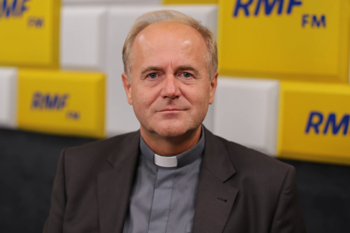 „To było niepotrzebne. Gdy chodzi o normy etyczne, nie wolno ich przekraczać. Nie wolno eskalować antyimigranckich nastrojów” – mówił w Popołudniowej rozmowie w RMF FM ks. prof. Andrzej Kobyliński. Etyk krytycznie odniósł się w ten sposób do prezentacji Mariusza Kamińskiego, który pokazywał zdjęcia, na których imigranci mieli dopuszczać się czynów zoofilskich. „To jest konsekwencja naszego piekła: wojny polsko-polskiej. Realny problem nie jest przedmiotem współpracy w Polsce, gdy chodzi o koalicję rządząca i opozycję” – dodał gość Tomasza Terlikowskiego.