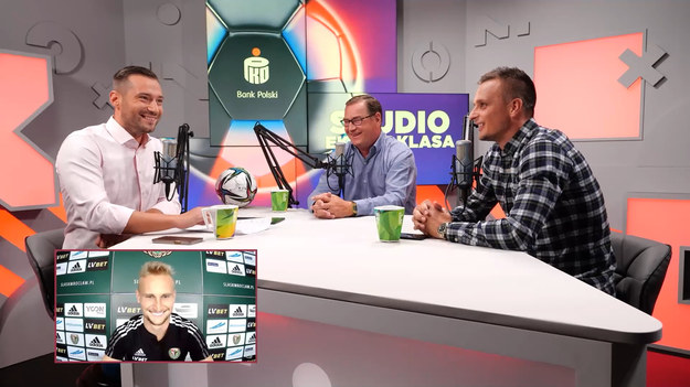 W dziewiątym odcinku programu "Studio Ekstraklasa" gośćmi Sebastiana Staszewskiego byli Jan Urban (trener Górnika Zabrze) i Sławomir Peszko (piłkarz Wieczystej Kraków). Za pośrednictwem wideo rozmowy gościem był także zawodnik Śląska Wrocław Bartłomiej Pawłowski. W każdym odcinku eksperci podsumowują najciekawsze wydarzenia kolejki PKO Bank Polski Ekstraklasy. Oglądaj w każdy poniedziałek o 20:00 NA ŻYWO w Interii! Partnerem projektu jest PKO Bank Polski.
