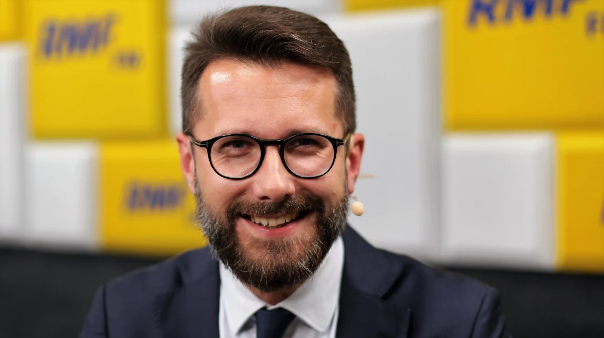 "Jeżeli taka będzie wola Sejmu, to zasady (stanu wyjątkowego – przyp. red.) będą te same" - mówi w Porannej rozmowie w RMF FM Radosław Fogiel pytany o przedłużenie stanu wyjątkowego przy granicy z Białorusią. Pytany przez Roberta Mazurka o zapowiedź Platformy Obywatelskiej dotyczącą złożenia wniosku o zmianę konstytucji odpowiada: "Pomysł jest nie tylko absurdalny ale i propagandowy. Ale jeżeli przeciwnik wystawia piłkę to możemy w to wejść". Czy PiS poprze więc ten wniosek? "Mamy nasze propozycje dotyczące wzmocnienia polskiej suwerenności albo powtórzenia  pewnych sformułowań, które są w traktatach. (...) Spotykamy się w ostatnich latach z negowaniem zapisów traktatowych, może ujęcie tego w konstytucji jest pewnym rozwiązaniem" - odpowiada. 