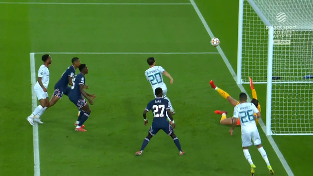 W meczu PSG - Manchester City wielką szansę na bramkę miał Bernardo Silva. Piłkarz City jednak z bliskiej odległości na praktycznie pustą bramkę trafił w poprzeczkę.