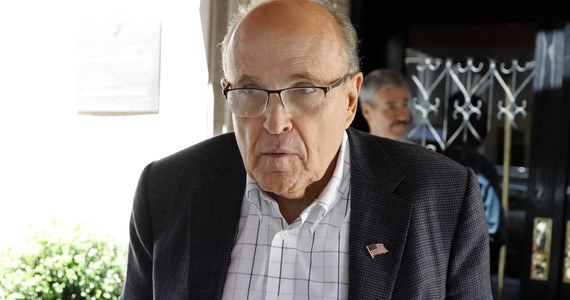 Prokuratura federalna w Nowym Jorku bada wizytę Rudy'ego Giulianiego w Warszawie w lutym 2019 roku i jego wystąpienie na wiecu Mudżahedinów Ludowych w ramach śledztwa przeciwko byłemu prawnikowi Donalda Trumpa - wynika z opublikowanego dokumentu sądowego w sprawie. 