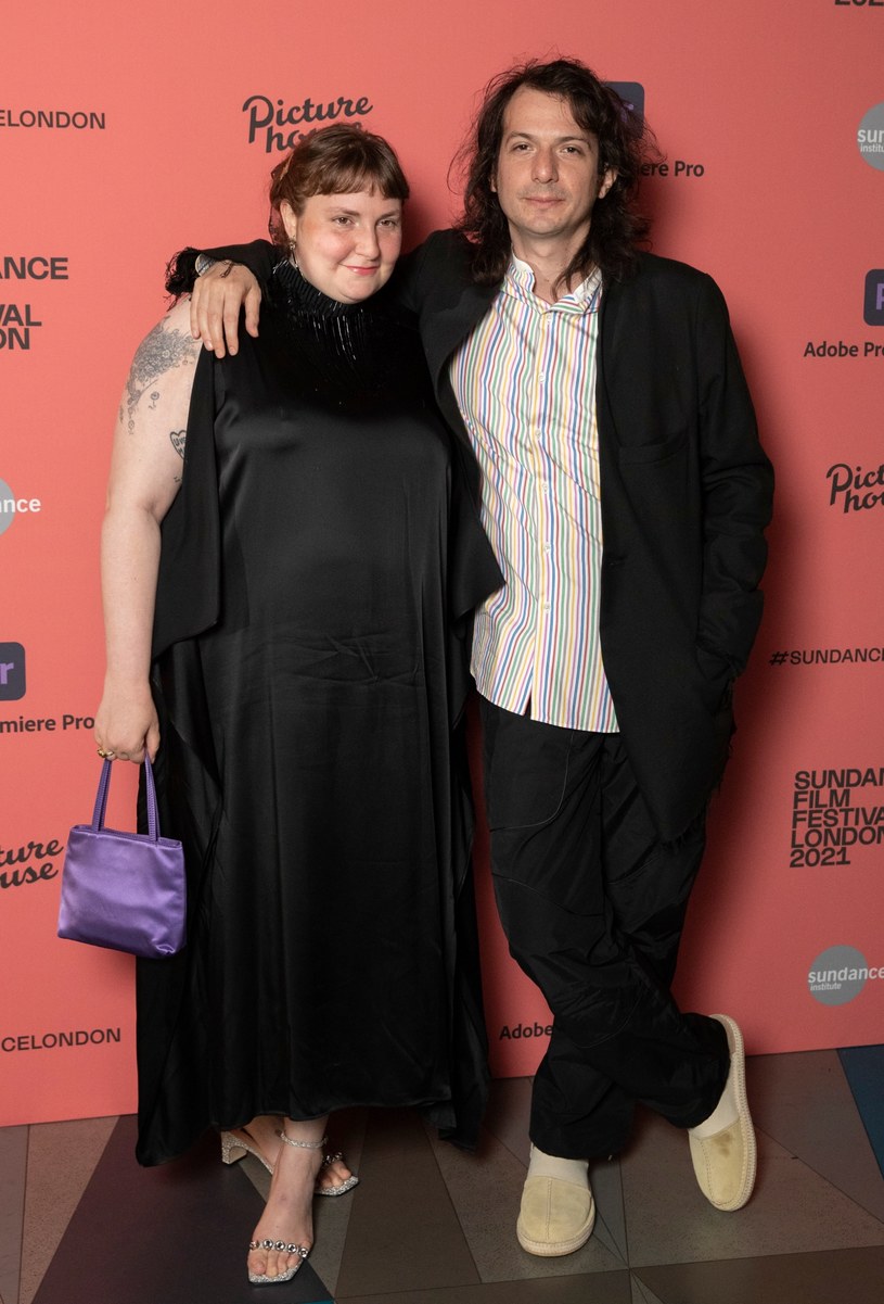 Lena Dunham, znana z głośnego serialu HBO "Dziewczyny", w miniony weekend poślubiła swojego chłopaka, muzyka Luisa Felbera. W wywiadzie udzielonym "The New York Times" artysta opowiedział o początkach znajomości z żoną, która określił mianem najlepszej przyjaciółki i bratniej duszy.