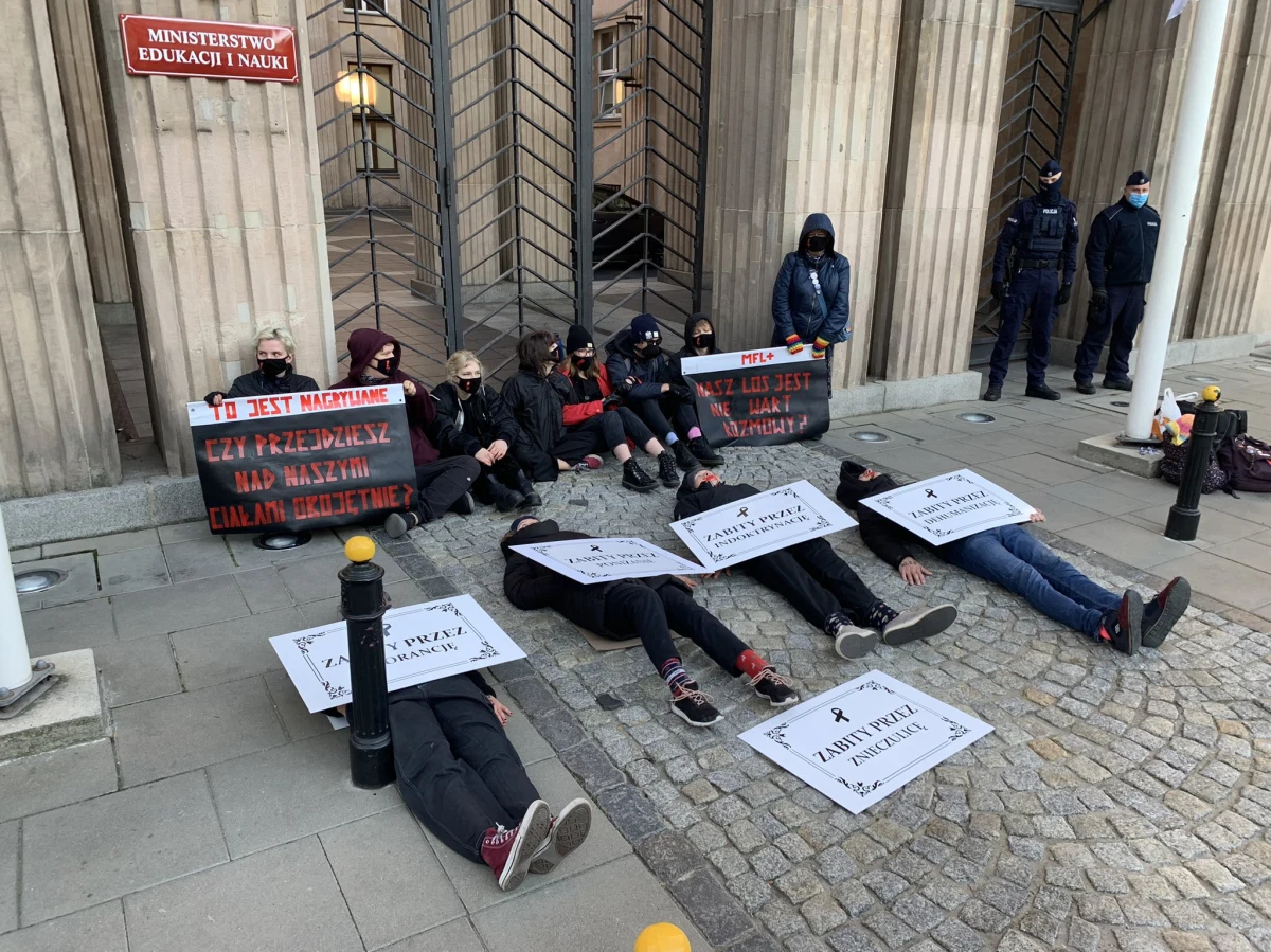 Przed gmachem resortu edukacji i nauki w Warszawie trwa protest zorganizowany przez Młodzieżowe Forum LGBT+. Część aktywistów przykleiła się do bruku przed bramą budynku. 
