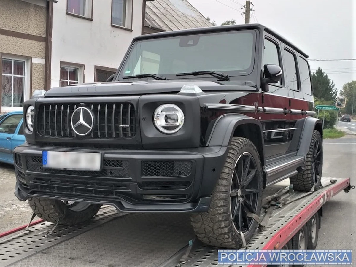 ​Policjanci z wrocławskiej "drogówki" odnaleźli skradzionego w Niemczech mercedesa o wartości miliona złotych. Auto było przewożone na lawecie, która została zatrzymana w podwrocławskich Siedlakowicach.