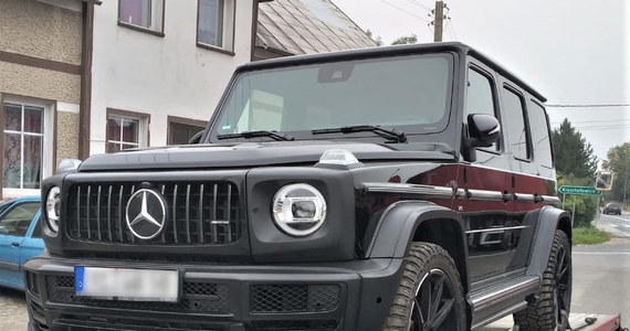 ​Policjanci z wrocławskiej "drogówki" odnaleźli skradzionego w Niemczech mercedesa o wartości miliona złotych. Auto było przewożone na lawecie, która została zatrzymana w podwrocławskich Siedlakowicach.