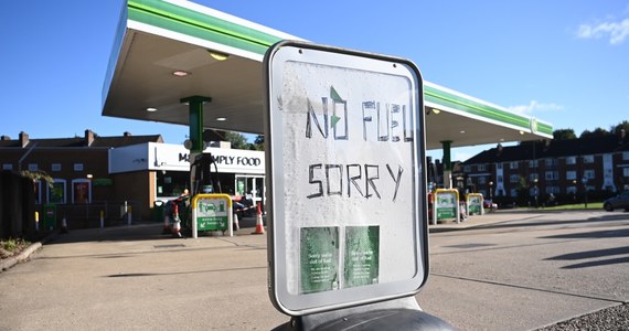 Brytyjscy żołnierze w ciągu najbliższych kilku dni zaczną dostarczać paliwo w celu złagodzenia problemów z zaopatrzeniem stacji benzynowych - powiedział brytyjski minister biznesu Kwasi Kwarteng. 