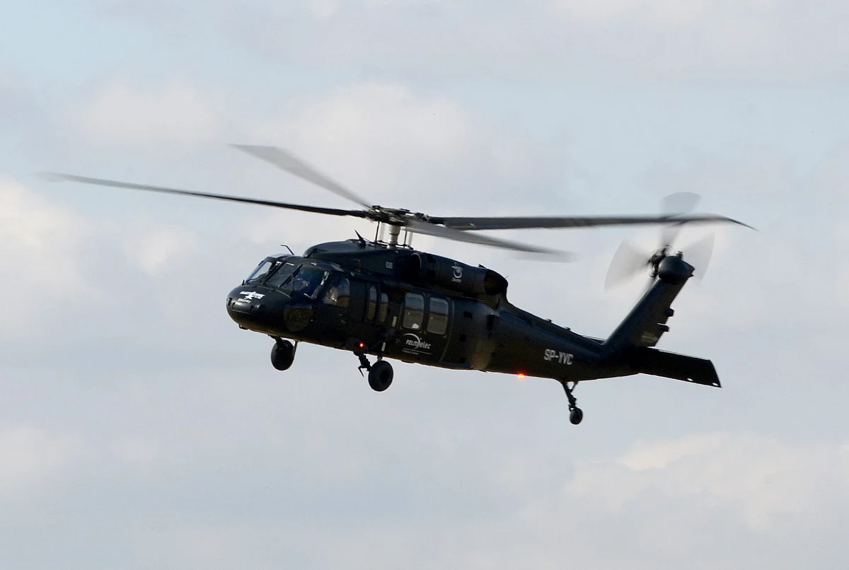 Rada Modernizacji Technicznej podjęła decyzję o zakupie czterech kolejnych śmigłowców Black Hawk S-70i dla Wojsk Specjalnych – powiedział minister obrony narodowej Mariusz Błaszczak. Pierwsza umowa na cztery produkowane w Mielcu śmigłowce została zawarta w 2019 roku, jej wartość wyniosła ponad 680 mln zł.