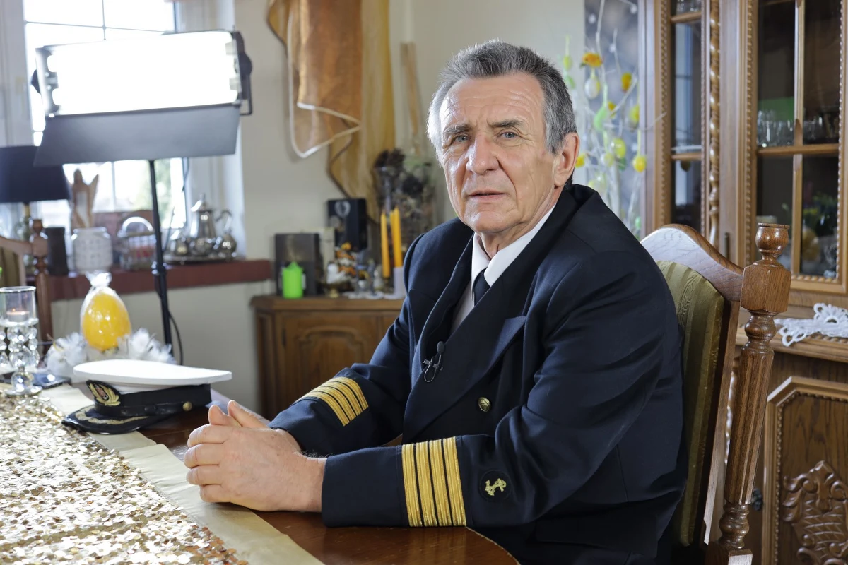 Polski kapitan Andrzej Lasota w lipcu 2019 roku trafił wraz z całą załogą statku UBC Savannah do meksykańskiego aresztu. Powód: ukryte w ładowniach podejrzane pakunki, o których sam zawiadomił policję. Okazało się, że znajdowało się w nich ponad 200 kg kokainy. Meksykańscy śledczy uznali, że za przemyt odpowiadają pracujący na statku, a dowodzący nim Polak musiał wiedzieć o przemycie. Wiosną, po ponad półtorarocznym pobycie w meksykańskim więzieniu, sąd uznał go jednak niewinnym. Kapitan mógł wrócić do Polski, ale nie oznaczało to wcale końca jego kłopotów. 