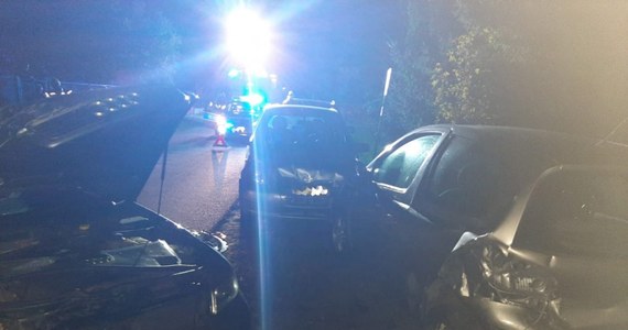 ​Pięć uszkodzonych samochodów i zniszczone ogrodzenie posesji  w jednej z miejscowości pow. gostynińskiego (Mazowieckie) to efekt jazdy po alkoholu 30-letniego kierowcy audi - poinformowała rzeczniczka miejscowej policji Żaneta Kołodziejska-Basiewicz.