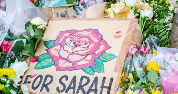 Sarah Everard - 33-letnia kobieta, która w marcu tego roku została uprowadzona, zgwałcona i zamordowana przez funkcjonariusza londyńskiej policji metropolitalnej - została wcześniej przez niego fikcyjnie aresztowana - poinformował prokurator.
