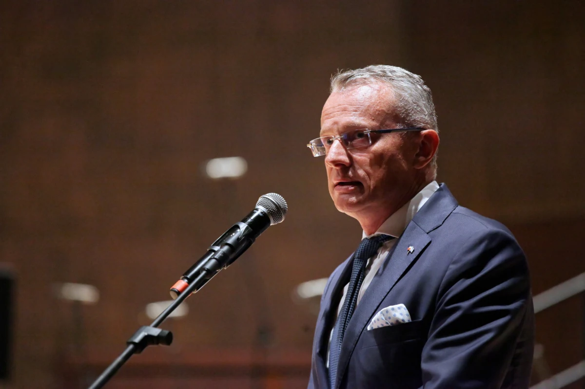 Władze USA wydały formalną zgodę na to, by obecny ambasador RP w Izraelu Marek Magierowski objął funkcję szefa polskiej misji dyplomatycznej w Waszyngtonie - dowiedziała się nieoficjalnie PAP. Tę informację potwierdził później rzecznik MSZ, Łukasz Jasina. Magierowski ma zastąpić obecnego ambasadora Piotra Wilczka, który w USA jest od 5 lat.