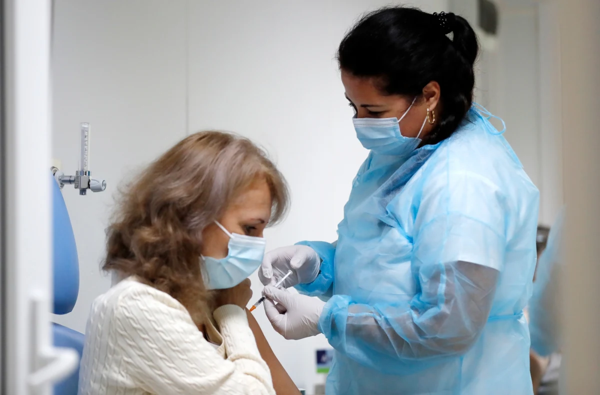 Zaostrzenie rygorów epidemicznych dla niezaszczepionych - takiej decyzji rządu ws. polityki epidemicznej w najbliższych tygodniach oczekuje 37 proc. badanych w sondażu United Surveys dla "Dziennika Gazety Prawnej" i RMF FM. Blisko 46 proc. respondentów liczy się z tym, że może wrócić obowiązek noszenia maseczek na ulicy. 