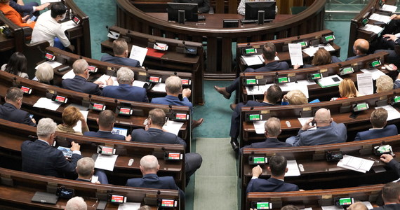 Posłowie znowelizowali regulamin Sejmu. Wprowadzono zapisy przewidujące, że głosowanie nad wnioskiem o przedłużeniu stanu nadzwyczajnego będzie się odbywało zwykłą większością głosów. Ponadto w debacie ws. wprowadzenia lub przedłużenia takiego stanu nie będzie można składać części wniosków formalnych.
