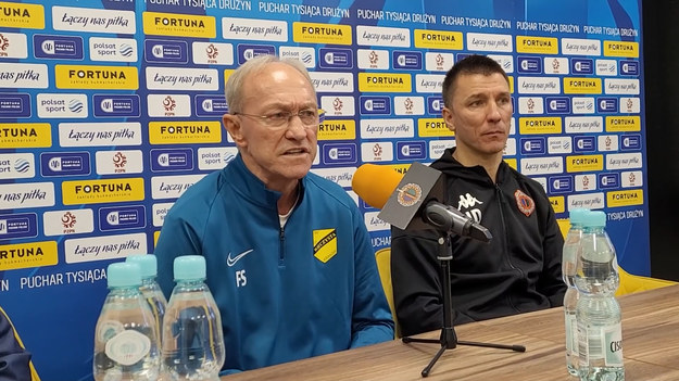 Race i świece dymne w klubowych kolorach, półtora tysiąca kibiców na stadionie, głośny doping bez wulgaryzmów – tak czwartoligowa Wieczysta zadebiutowała w rozgrywkach szczebla centralnego. Z pełnym przytupem tym bardziej, że wygrywając 2-1 wyeliminowała grającego o trzy poziomy wyżej Chrobrego. „Franek Smuda czyni cuda!” –wołali kibice, jak przed laty ci z Wisły czy Widzewa.
