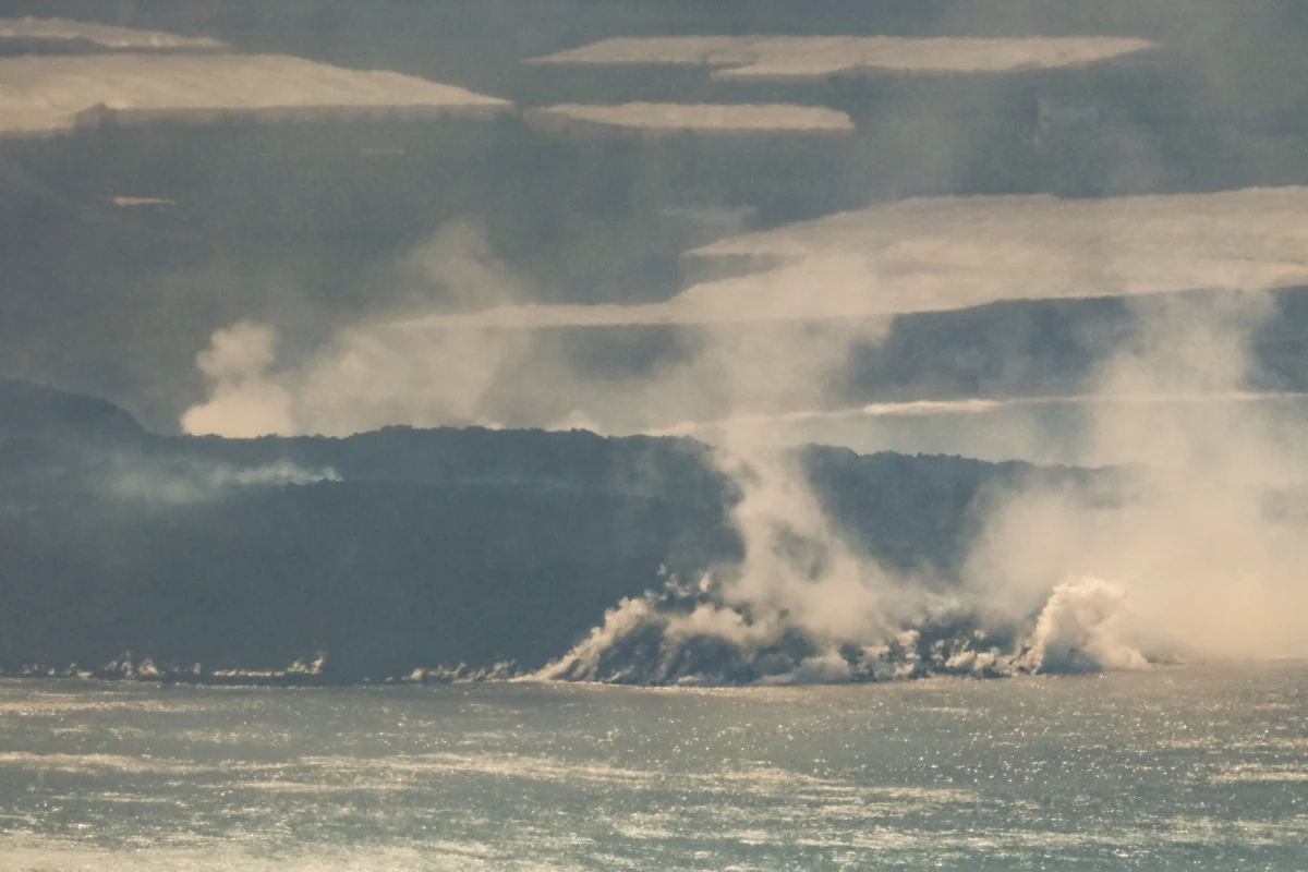 Akcja ratunkowa w magazynie chemicznym, do którego zbliżyła się lawa z wulkanu Cumbre Vieja na kanaryjskiej wyspie La Palma. W składzie przechowywano substancje wybuchowe. Na szczęście operacja hiszpańskich służb zakończyła się sukcesem.