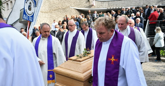 W kościele św. Wawrzyńca we Wrocławiu odbyły się uroczystości pogrzebowe biskupa diecezji kaliskiej Edwarda Janiaka, który zmarł 23 września w wieku 69 lat. Mszy przewodniczył metropolita wrocławski arcybiskup Józef Kupny.
