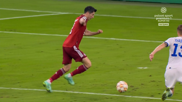 Thomas Mueller posłał prostopadłą piłkę w pole karne, gdzie dopadł do niej Lewandowski. Miał przed sobą tylko bramkarza i pewnie posłał piłkę obok jego nogi!