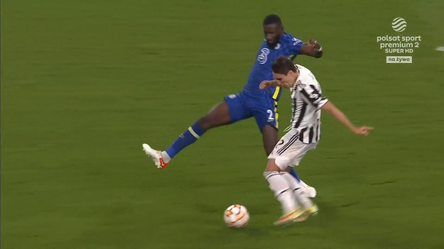 Najbardziej emocjonująco w środowy wieczór zapowiada się starcie w grupie H - Juventus Turyn gra z triumfatorami poprzedniej edycji, czyli Chelsea Londyn. Czy Wojciech Szczęsny powstrzyma "The Blues"? Polak ma wybiec w podstawowym składzie "Starej Damy".

W 20. minucie świetną okazję miał Federico Chiesa, który po stracie ze strony "The Blues" pędził z piłką na bramkę Chelsea. Ostatecznie jednak uderzył minimalnie obok słupka. Po pół godzinie gry z dystansu próbował soczyście uderzyć Adrien Rabiot, ale piłka poszybowała nad bramką. 

Chiesa próbował się przebić jak nie prawym, to lewym skrzydłem. Po jego zagraniu do Juana Cuadrado Juventus miał dobrą okazję z rzutu wolnego, bo Kolumbijczyk był faulowany przed polem karnym. Ale Federico Bernardeschi uderzył prosto w mur. 

Tuż po przerwie Chiesa dostał w końcu nagrodę za swoje starania i tym razem nie chybił - dał "Juve" prowadzenie 1-0. 
