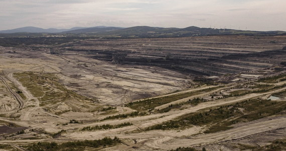 O pierwszej w nocy przerwano rozpoczęte przed południem polsko-czeskie rozmowy w sprawie kopalni „Turów”. Mają zostać wznowione rano. Minister klimatu Michał Kurtyka powiedział dziennikarzom, że „liczy się każde słowo, to są kwestie  trudne, złożone, wymagające bardzo dużej uwagi”.