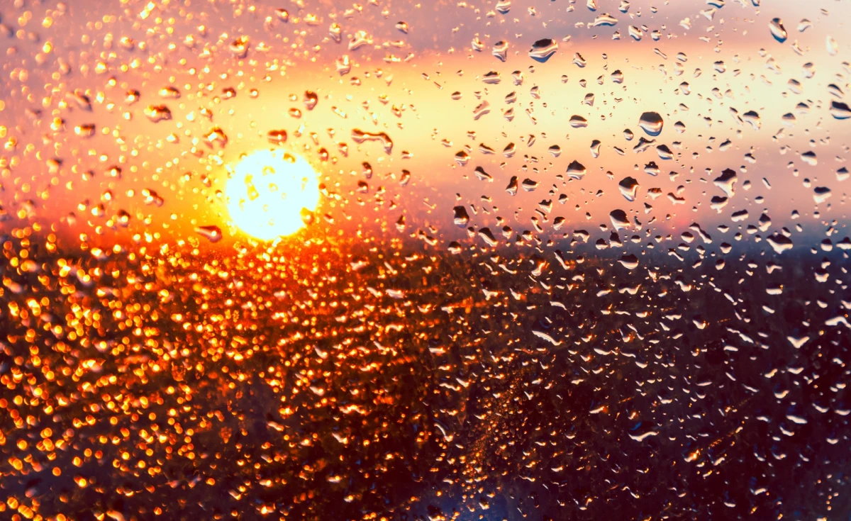 W czwartek front atmosferyczny z przelotnymi deszczami będzie przesuwał się w kierunku wschodnich krańców Polski, a w zachodniej połowie kraju spodziewane są liczne rozpogodzenia - powiedział PAP Marek Kurowski, synoptyk Instytutu Meteorologii i Gospodarki Wodnej. 