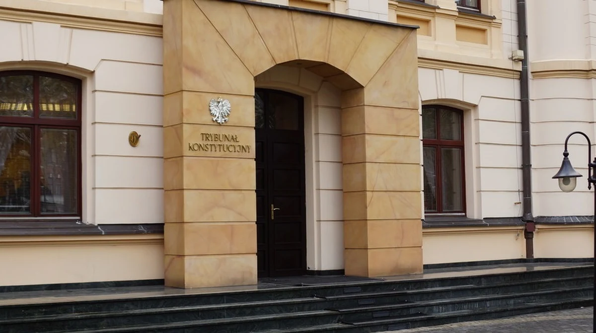 Trybunał Konstytucyjny kontynuuje dzisiaj rozpatrywanie wniosku premiera w sprawie zasady wyższości prawa unijnego nad krajowym. W zeszłym tygodniu rozprawa przerwana została przed fazą pytań sędziów do uczestników tego postępowania. 